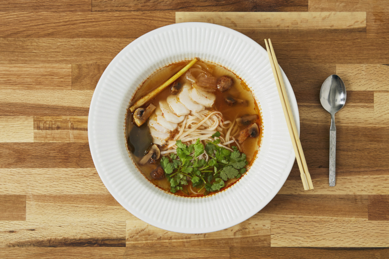 Tom yum med torsk En klassisk thailandsk suppe, der er syrlig og spicy