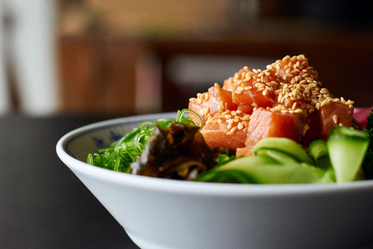 Poke bowl med vilde ris og fisk Man kan med fordel lave en stor portion af de forskellige elementer, da det holder sig godt på køl og fungerer rigtig godt som madpakke